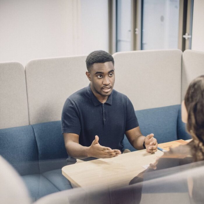 Étudiant de l'ESIEA en entretien professionnel pour une alternance