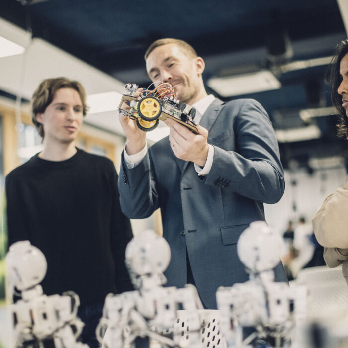 Esieabot de l'ESIEA, robot pédagogique pour les systèmes embarqués, école du numérique et de l'informatique