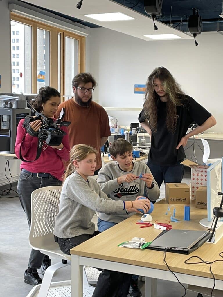Les gagnants des éditions précédentes sur notre campus d’Ivry-sur-Seine en train de finaliser leurs prototypes