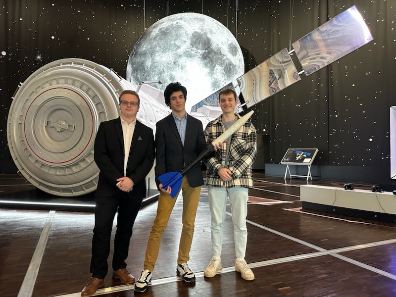 L'équipe d'étudiants ESIEA avec leur fusée Reddy en 2024