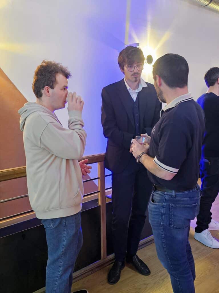 Étudiant expert en informatique échangeant avec un diplômé ESIEA