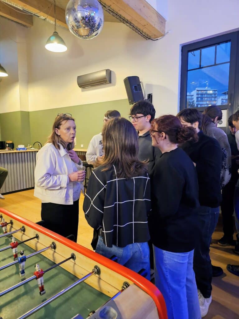 Étudiants expert en informatique échangeant avec une diplômée ESIEA