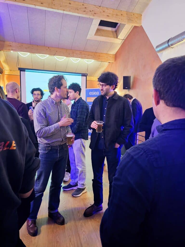 Experts en informatique échangeant avec un diplômé ESIEA