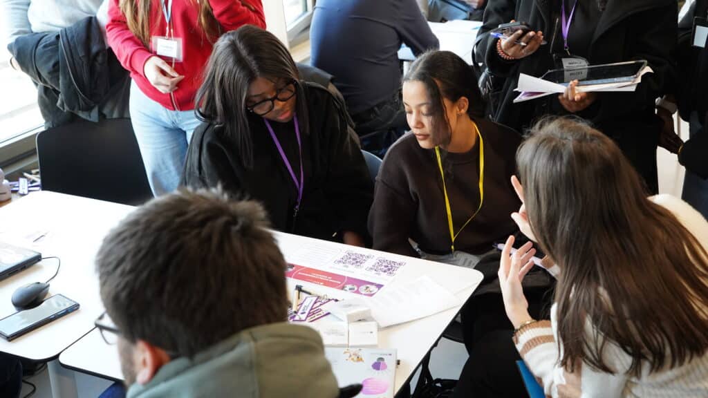 Étudiants au Forum de l'apprentissage ESIEA 2026