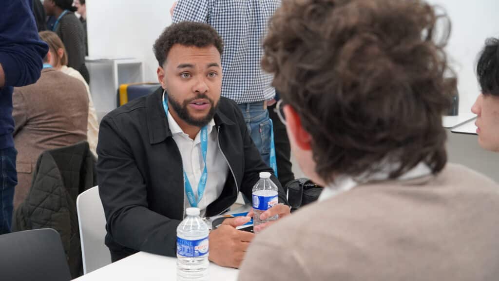 Diplômé de l'ESIEA échangeant avec un étudiant ingénieur lors du forum métier