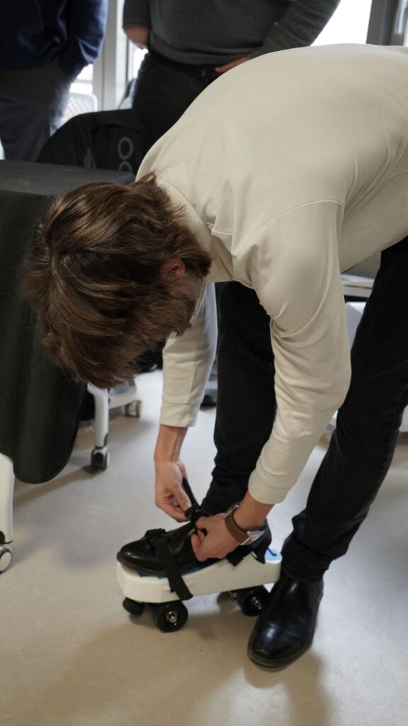 Étudiant ingénieur avec un prototype de roller électrique lors de l'Open esiea 2026