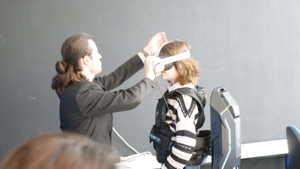 Étudiants ingénieurs testant la réalité virtuelle lors de l'Open ESIEA 2026