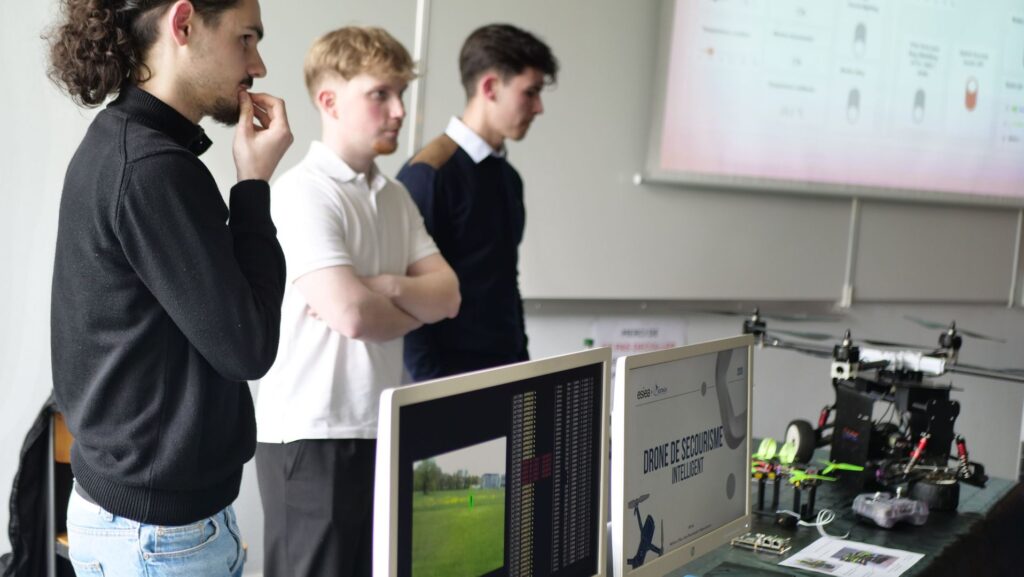 Étudiants ingénieurs de l'ESIEA lors de l'Open ESIEA 2026