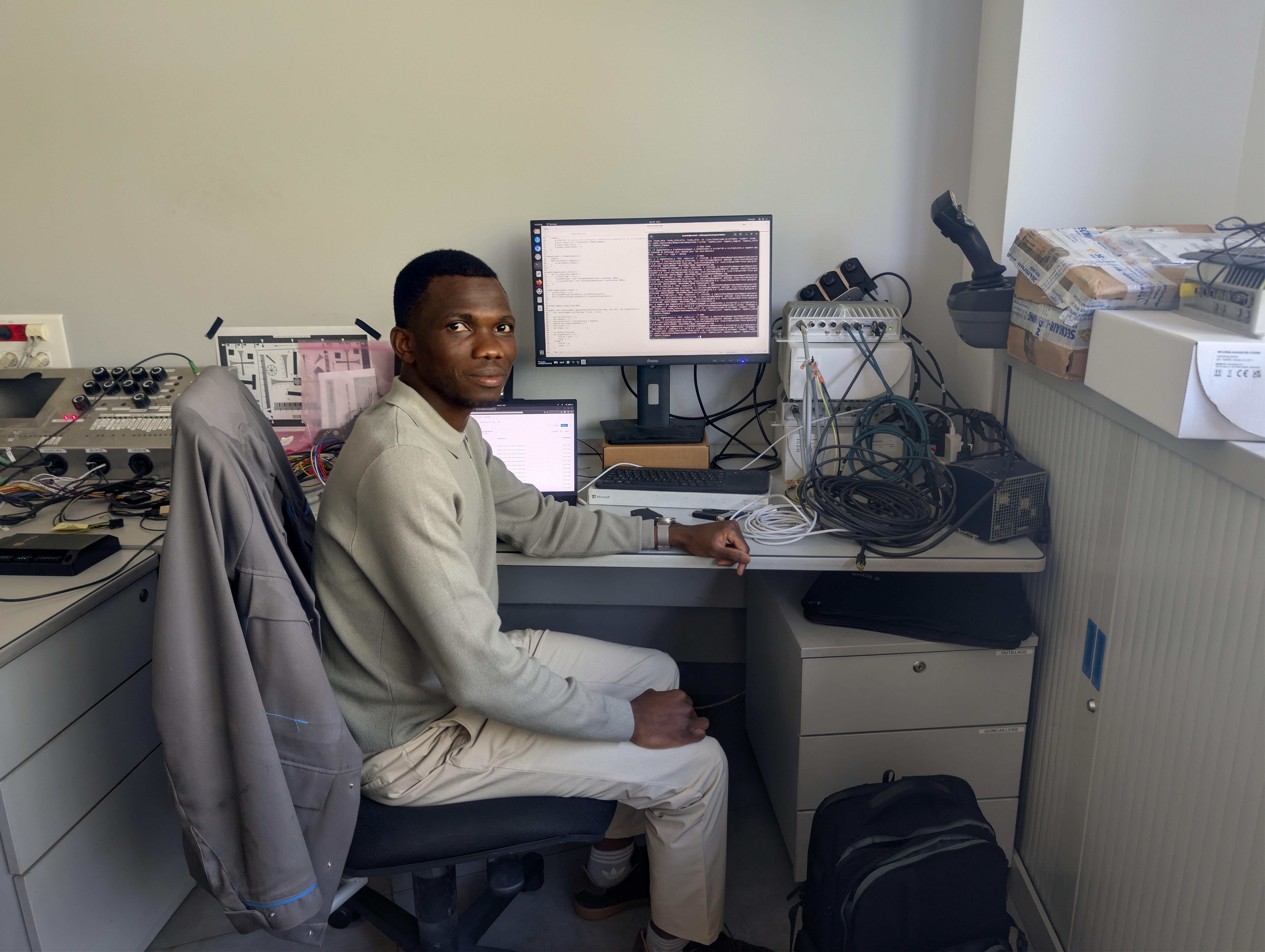 Harouna, doctorant de l'ESIEA, en train de développer son projet Sentinel au sein de l'entreprise SECMAIR