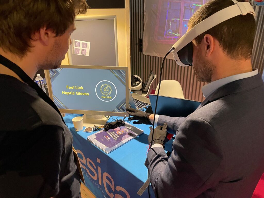 Stand ESIEA Feel link haptic gloves