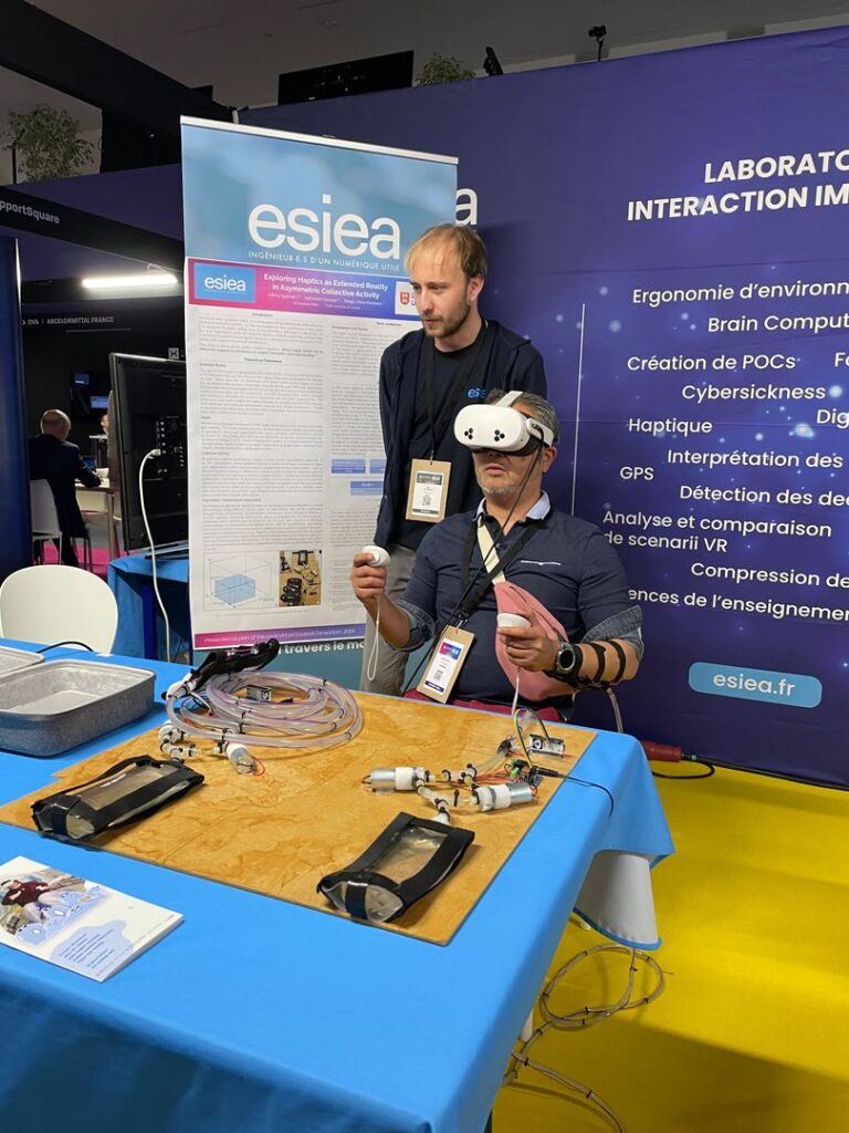 Test VR au stand de l'ESIEA lors du Laval Virtual