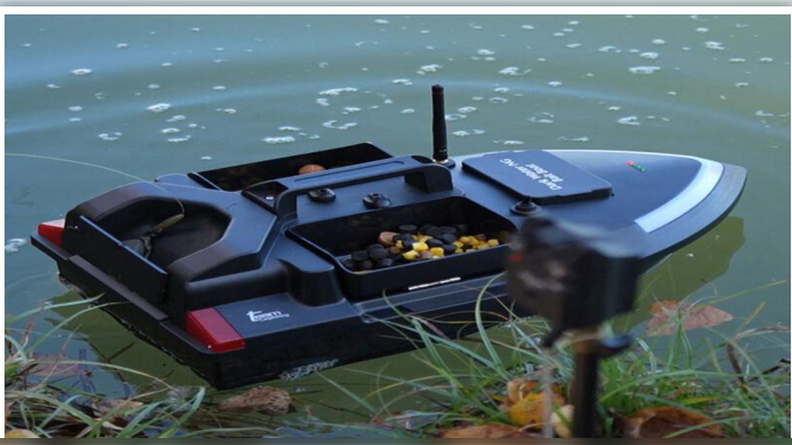 Bateau miniature équipé d’un sonar pour explorer les fonds aquatiques