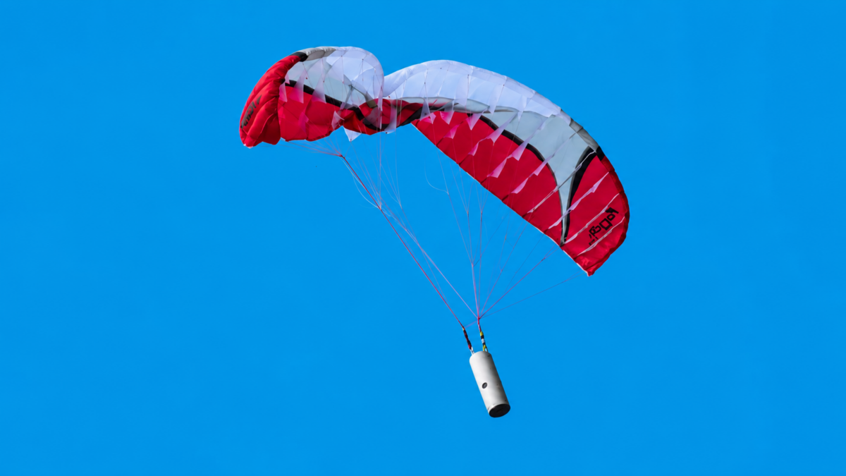 Dispositif CanSat suspendu à un parachute pour réaliser des mesures atmosphériques