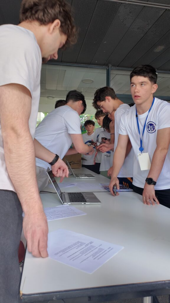Étudiants et participants autour de la table d’inscription du Challenge citoyen mémoriel