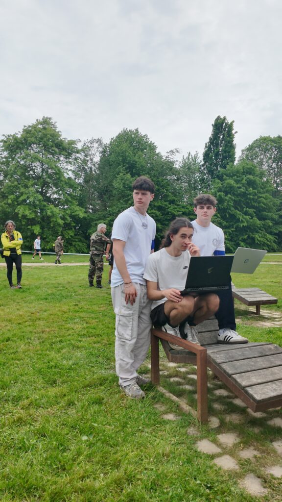 Étudiants de l’ESIEA Laval assurant le suivi numérique du Challenge citoyen mémoriel