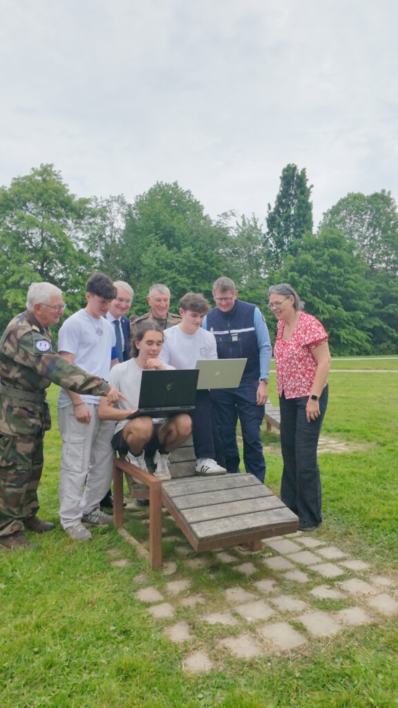 Étudiants de l’ESIEA Laval présentant leur outil numérique aux organisateurs du challenge