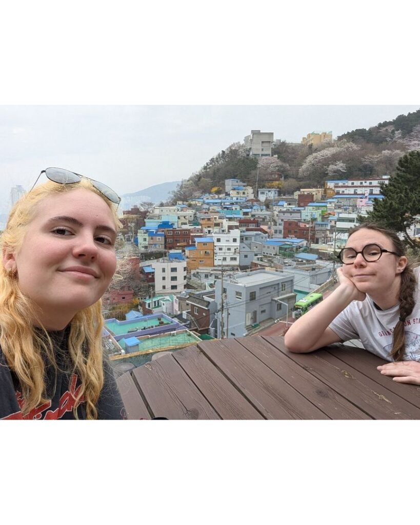 Étudiantes de l'ESIEA en Corée du Sud, visitant le Gamcheon culture village à Busan