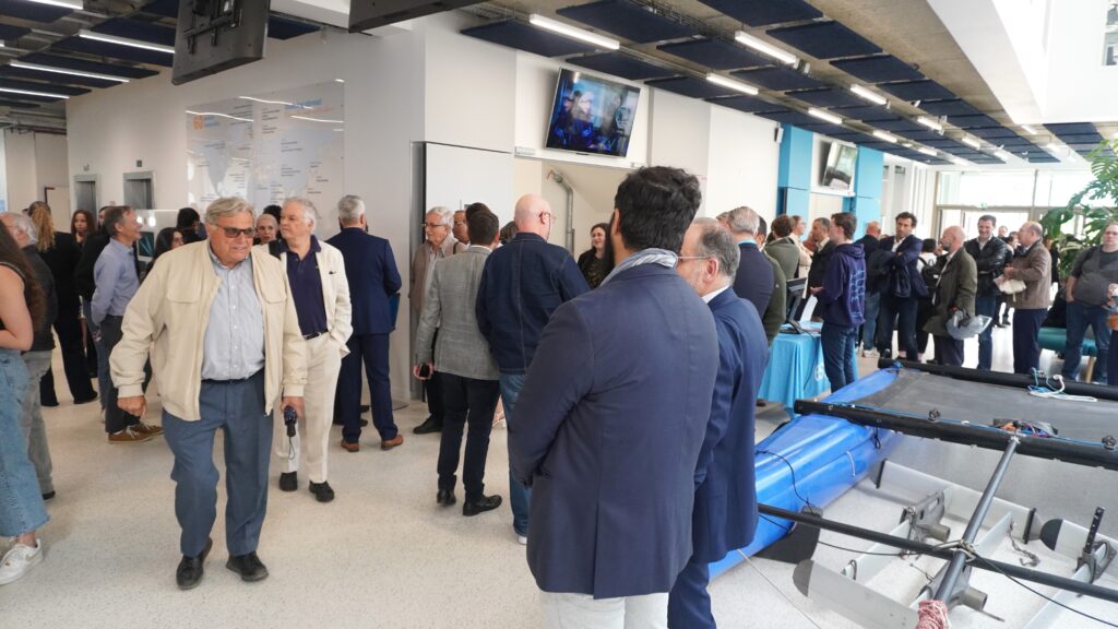 Catamaran sur foil, projet étudiant présenté lors de l'inauguration du campus d'Ivry-sur-Seine