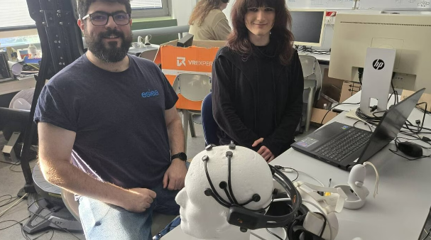 Diego Vilela Monteiro, enseignant-chercheur en réalité virtuelle, et Mathieu Desnos, étudiant ingénieur, dans le laboratoire de recherche Esiealab de l’Esiea. | OUEST-FRANCE