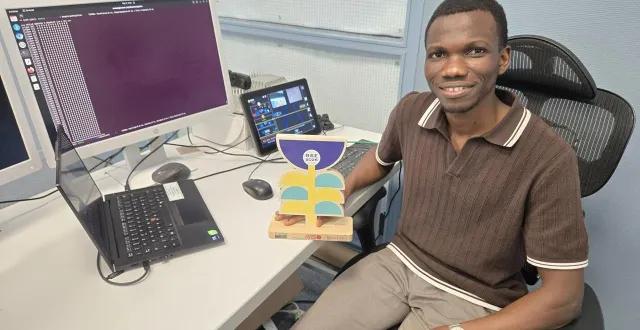 Harouna Kaghambega, dans son bureau de recherche à l’Esiea à Laval (Mayenne), travaille sur son système d’intelligence artificielle embarquée dédié à la détection et à la réparation des fissures sur les chaussées. © Ouest-France