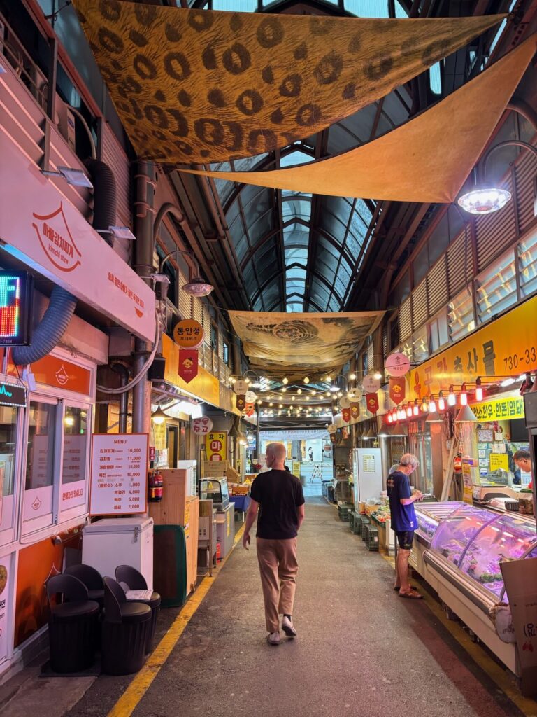 Édouard Nadaud dans un marché traditionnel de Séoul en Corée du Sud