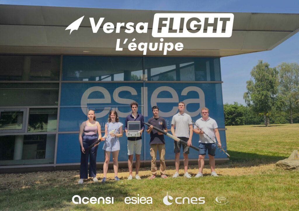 Équipe VersaFLIGHT présentant la fusée Stella 2 devant l’ESIEA