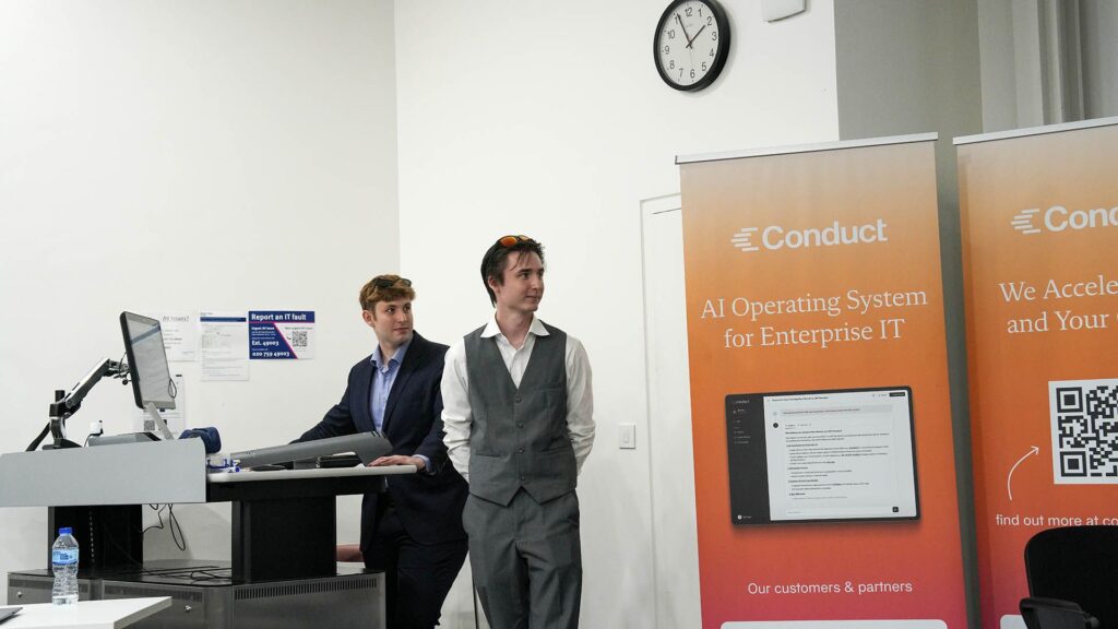 Une partie de l’équipe présente son projet devant les participants et les organisateurs du hackathon.