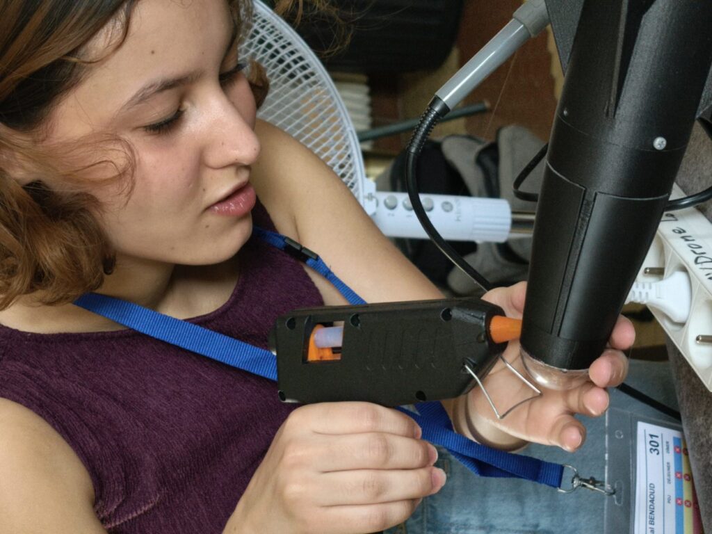 Étudiante d’Air ESIEA travaillant sur un élément de Zéphyrus