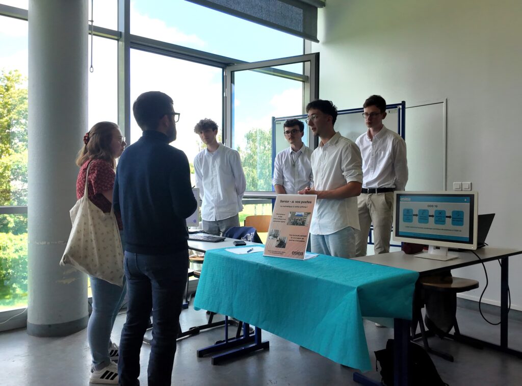 À Laval, les étudiants présentent leur projet directement sur leur stand et échangent avec les visiteurs.