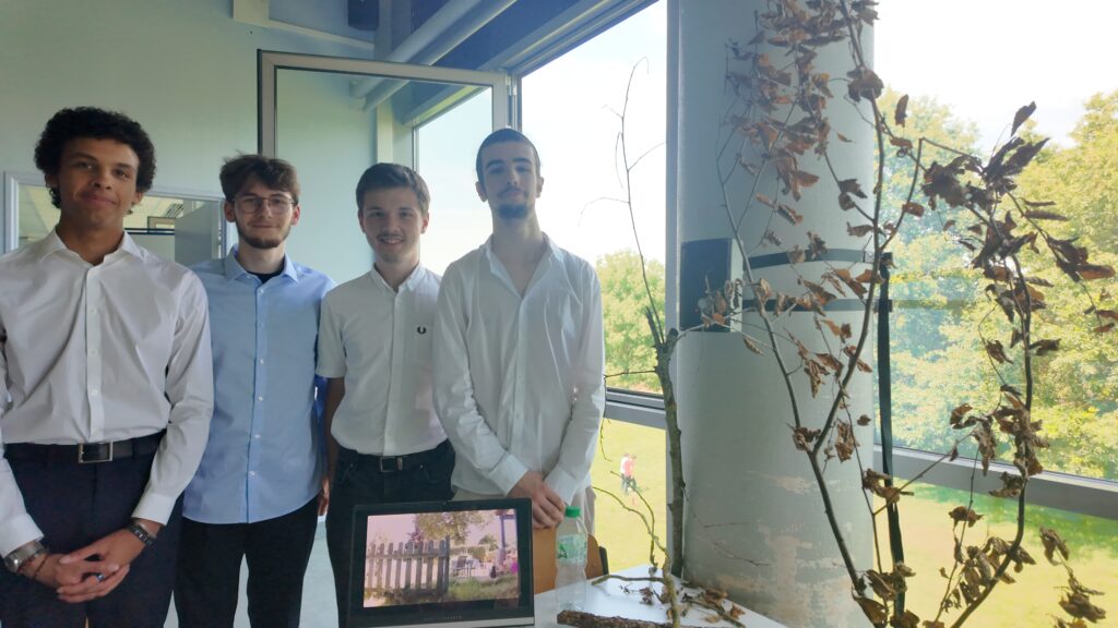 Étudiants de l’ESIEA Laval présentant leurs projets