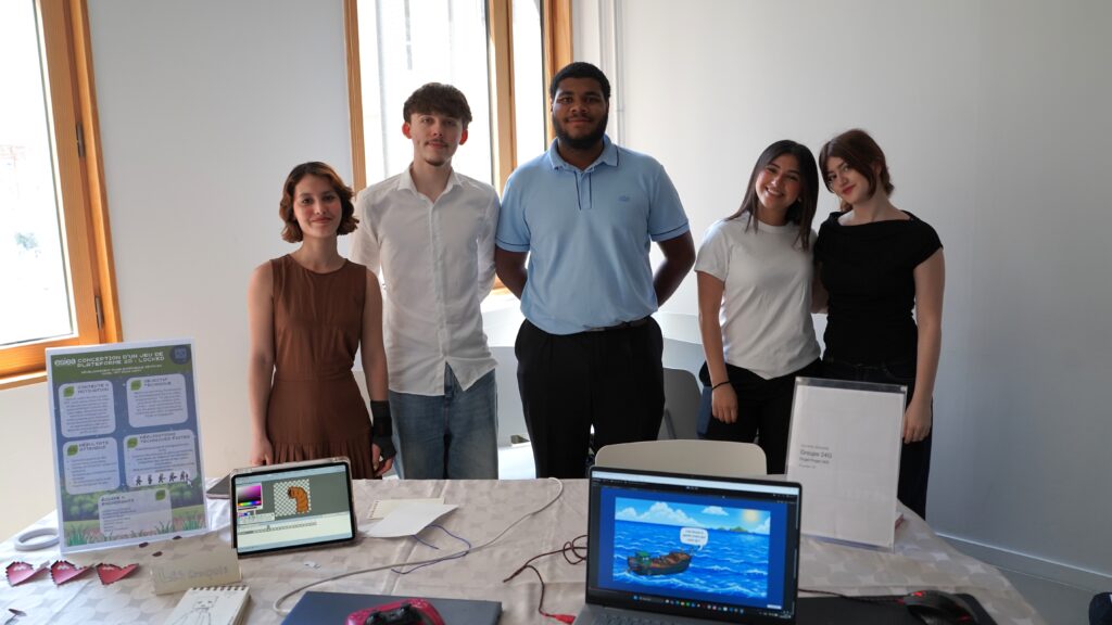 Étudiants de l’ESIEA présentant un projet de jeu vidéo