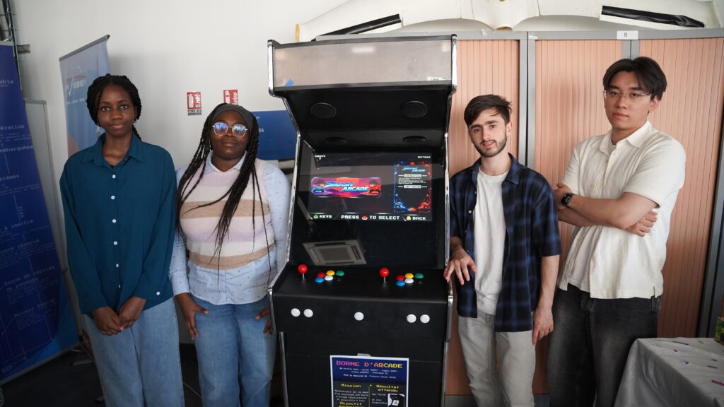 Borne d’arcade réalisée par des étudiants de l’ESIEA