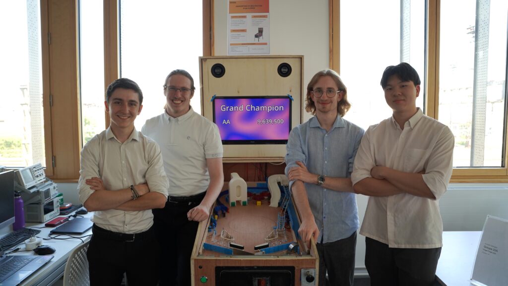Prototype de flipper réalisé par des étudiants de l’ESIEA