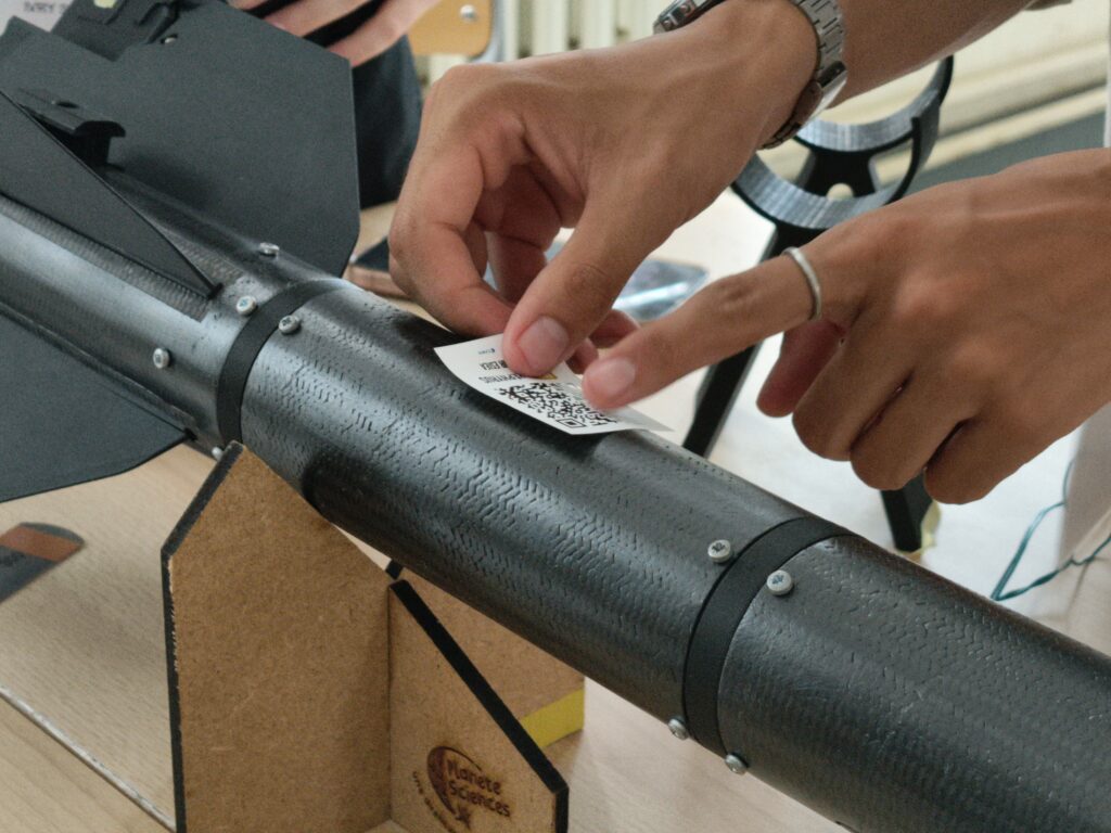 Étudiants d’Air ESIEA préparant l’électronique de Zéphyrus