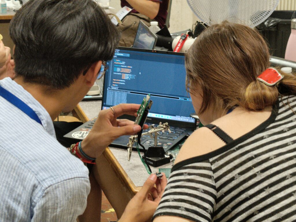 Étudiants d’Air ESIEA contrôlant Zéphyrus avant les essais