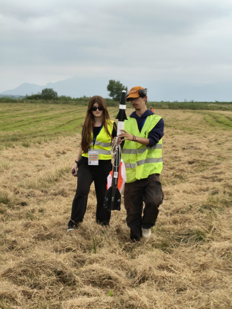 Étudiants d’Air ESIEA avec Zéphyrus après le lancement