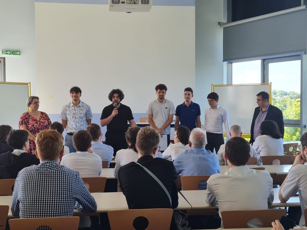 Les présentations devant le public constituent un temps fort du salon et de la formation par projet.