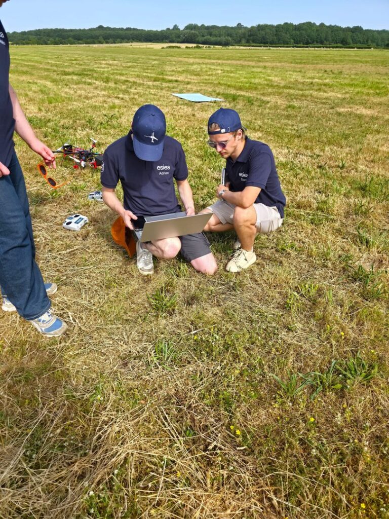 Deux étudiants de RED EAGLE travaillent sur un ordinateur pendant les essais