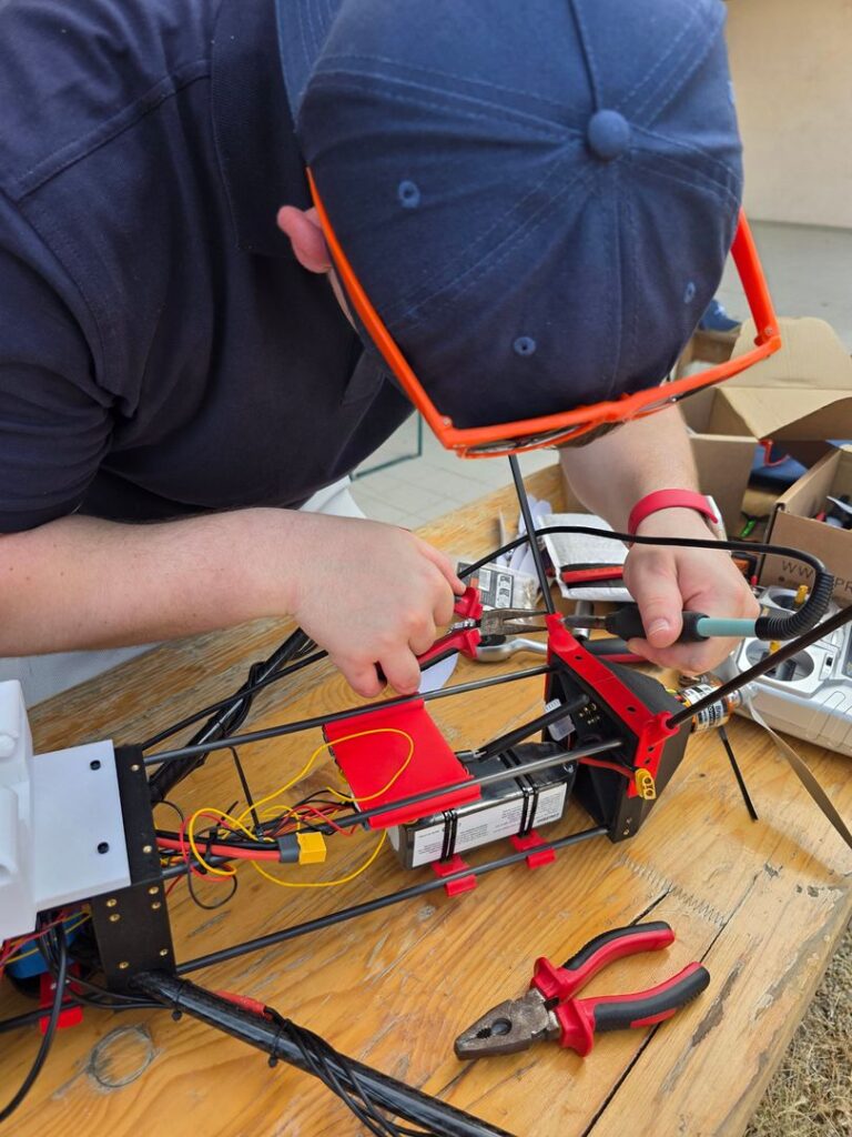 Un étudiant effectue des réglages sur le drone RED EAGLE