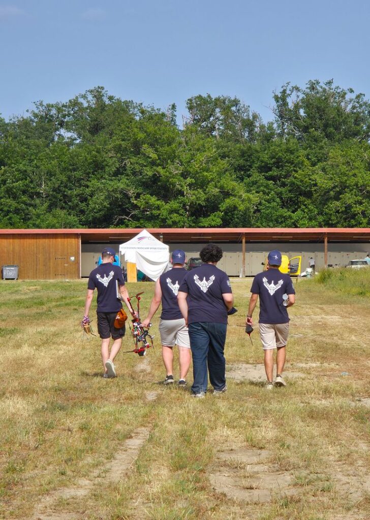 Les étudiants de RED EAGLE transportent un drone sur le site de la compétition