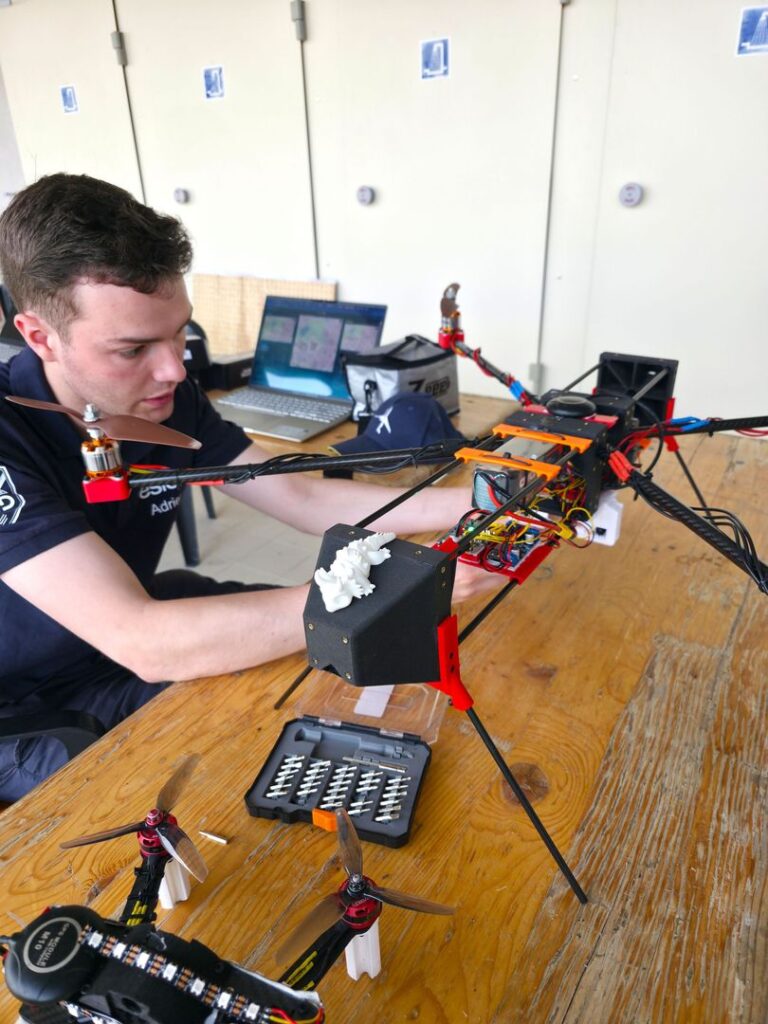 Deux étudiants de RED EAGLE effectuent des réglages sur un drone