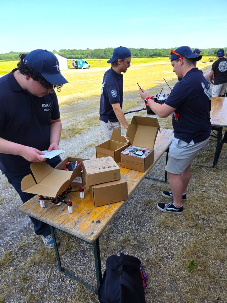 Les étudiants de RED EAGLE préparent les composants de leur drone