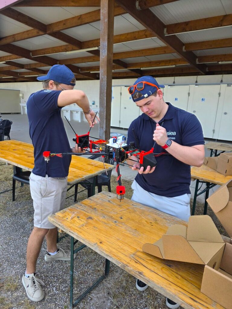 Deux étudiants de RED EAGLE travaillent sur un drone