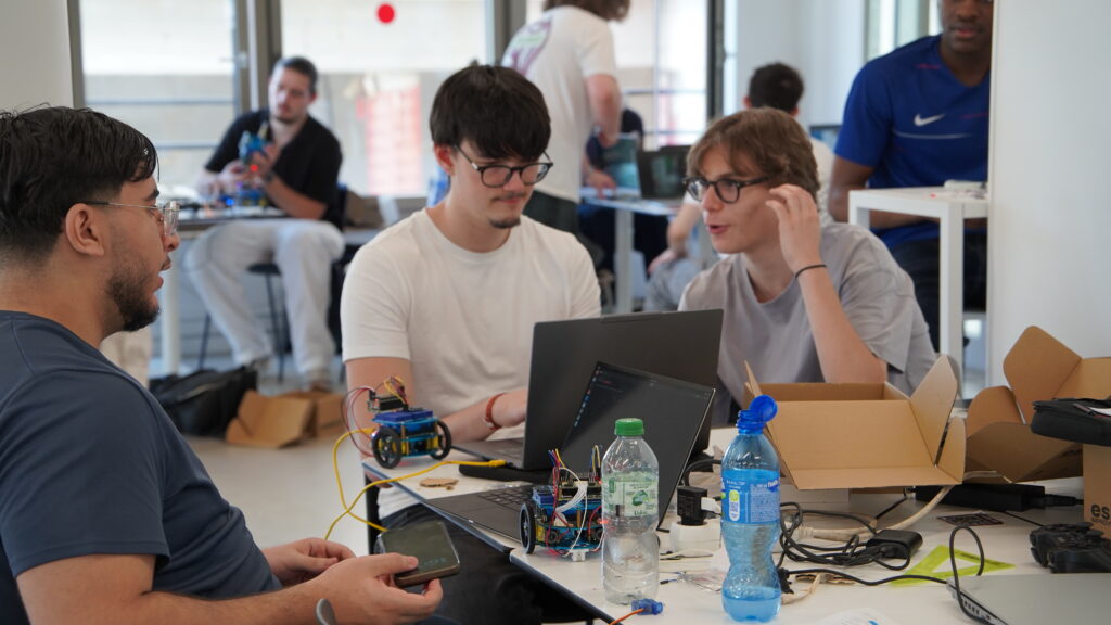 Étudiants échangeant autour d’un esieabot et de son programme.