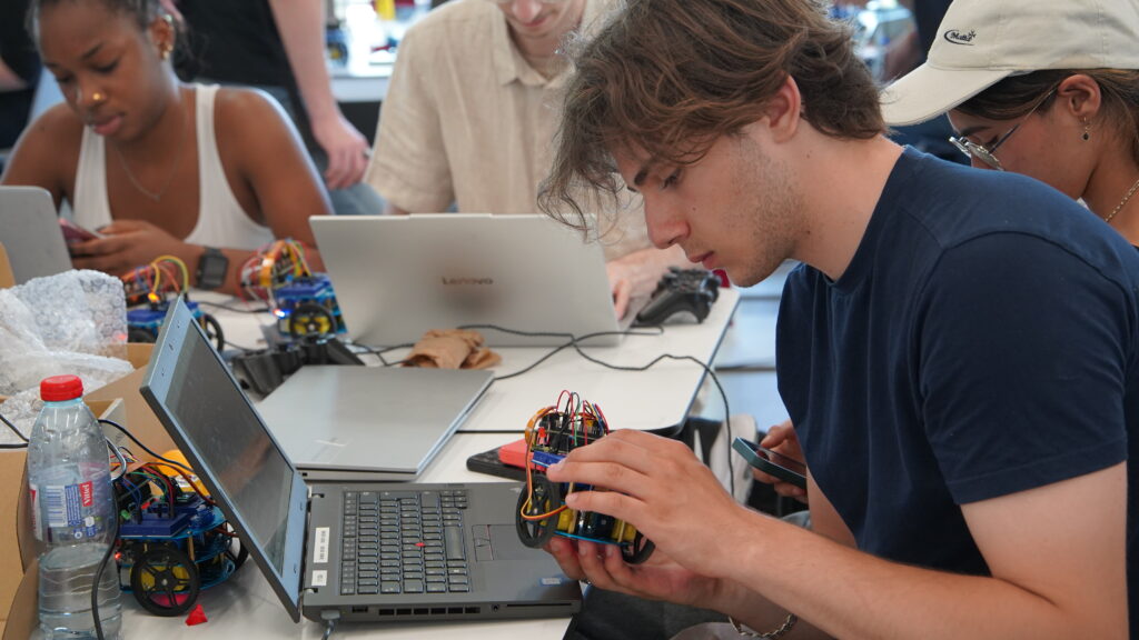 Étudiants de l’ESIEA travaillant sur leur robot et leur stratégie.