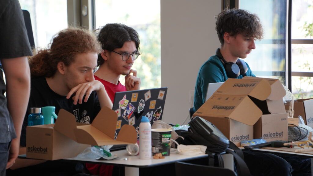 Étudiants construisant et ajustant leur esieabot.