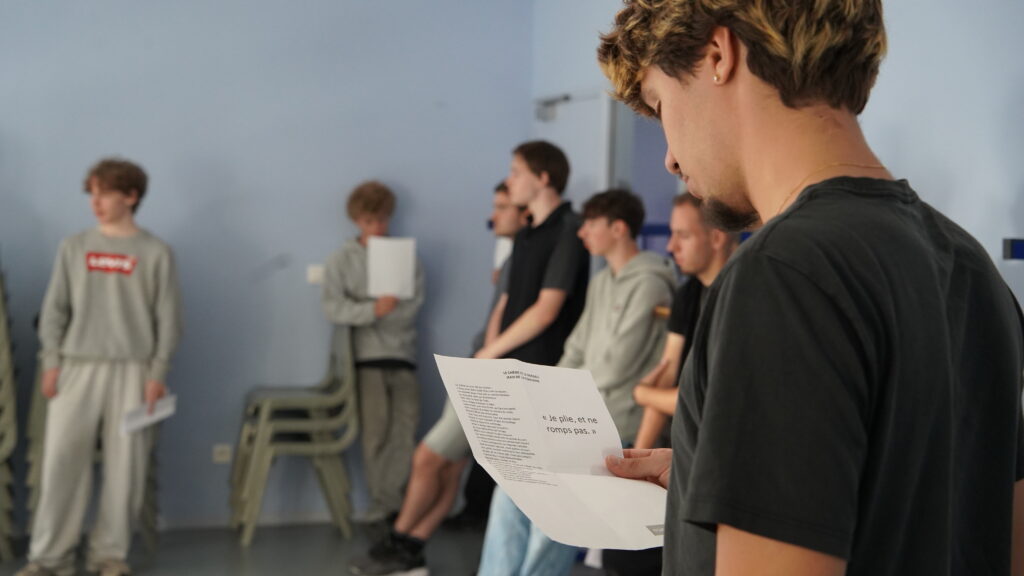 Étudiant présentant une fable de La Fontaine lors d’un atelier théâtre