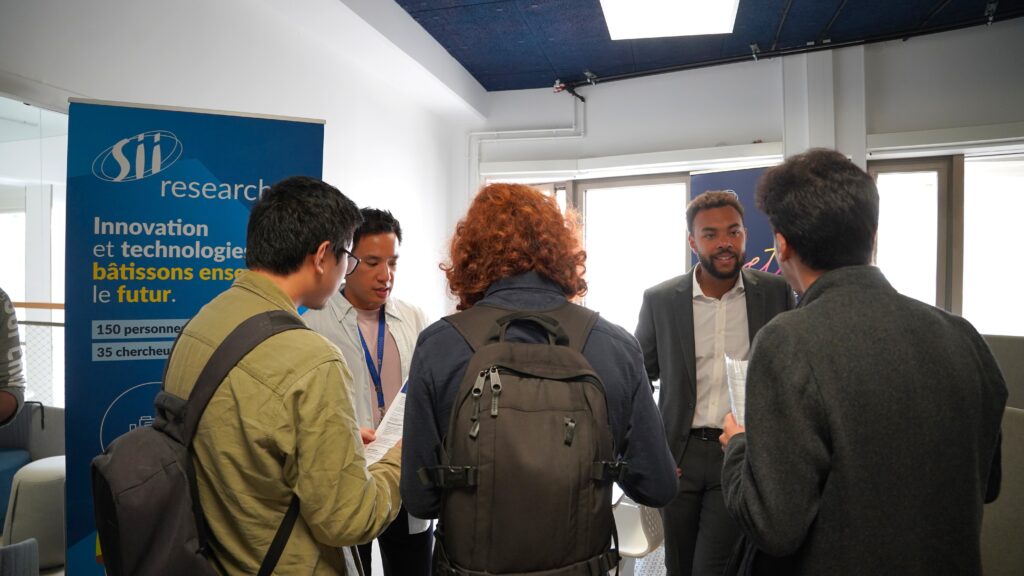 Des étudiants échangent avec un représentant d’entreprise lors du Forum Stages de l’ESIEA 2026.
