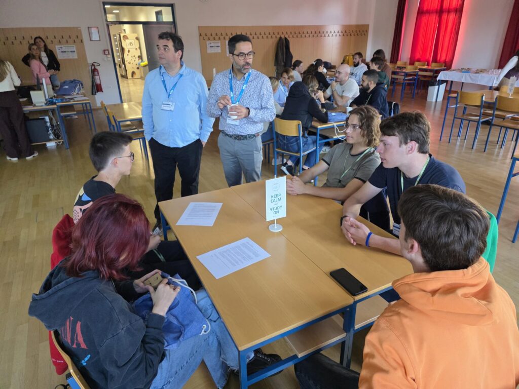 Étudiants de plusieurs pays européens réunis autour d’une table pour un atelier collaboratif SuMoS.