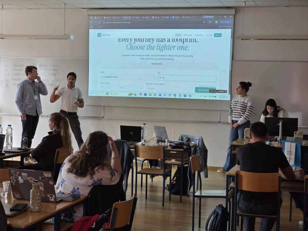 Les étudiants présentent leurs idées et leurs travaux lors de l’atelier international SuMoS.